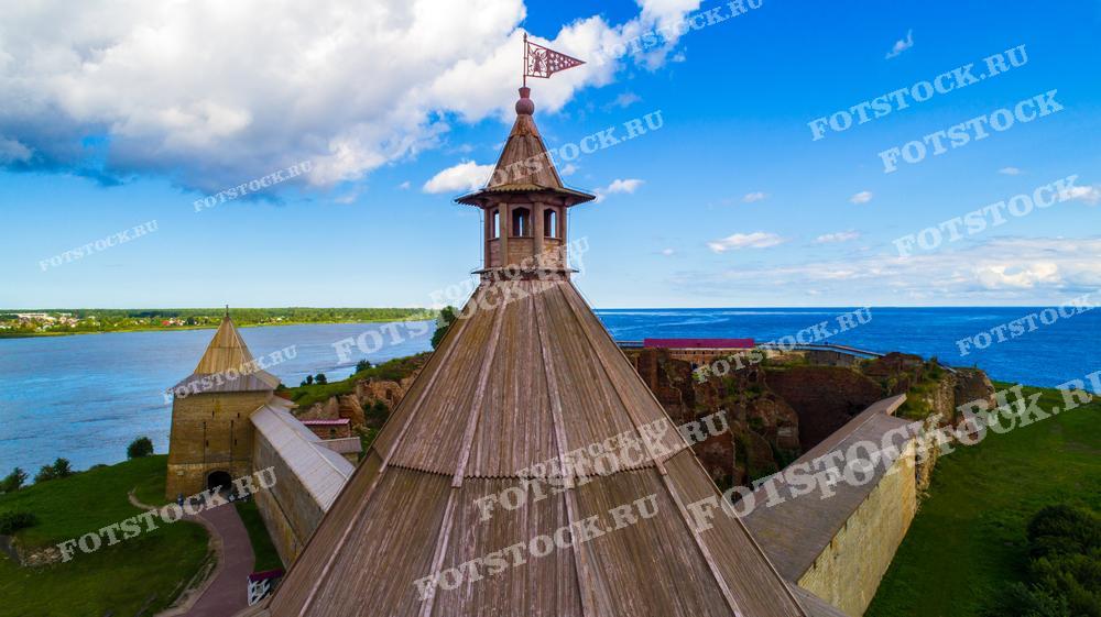 Эта фотография с дрона показывает крепость Орешек, расположенную на острове в Ладожском озере. Снимок демонстрирует уникальное сочетание исторической архитектуры и живописной природы. Изображение идеально подойдёт для использования в исторических исследованиях, образовательных материалах и туристических публикациях.